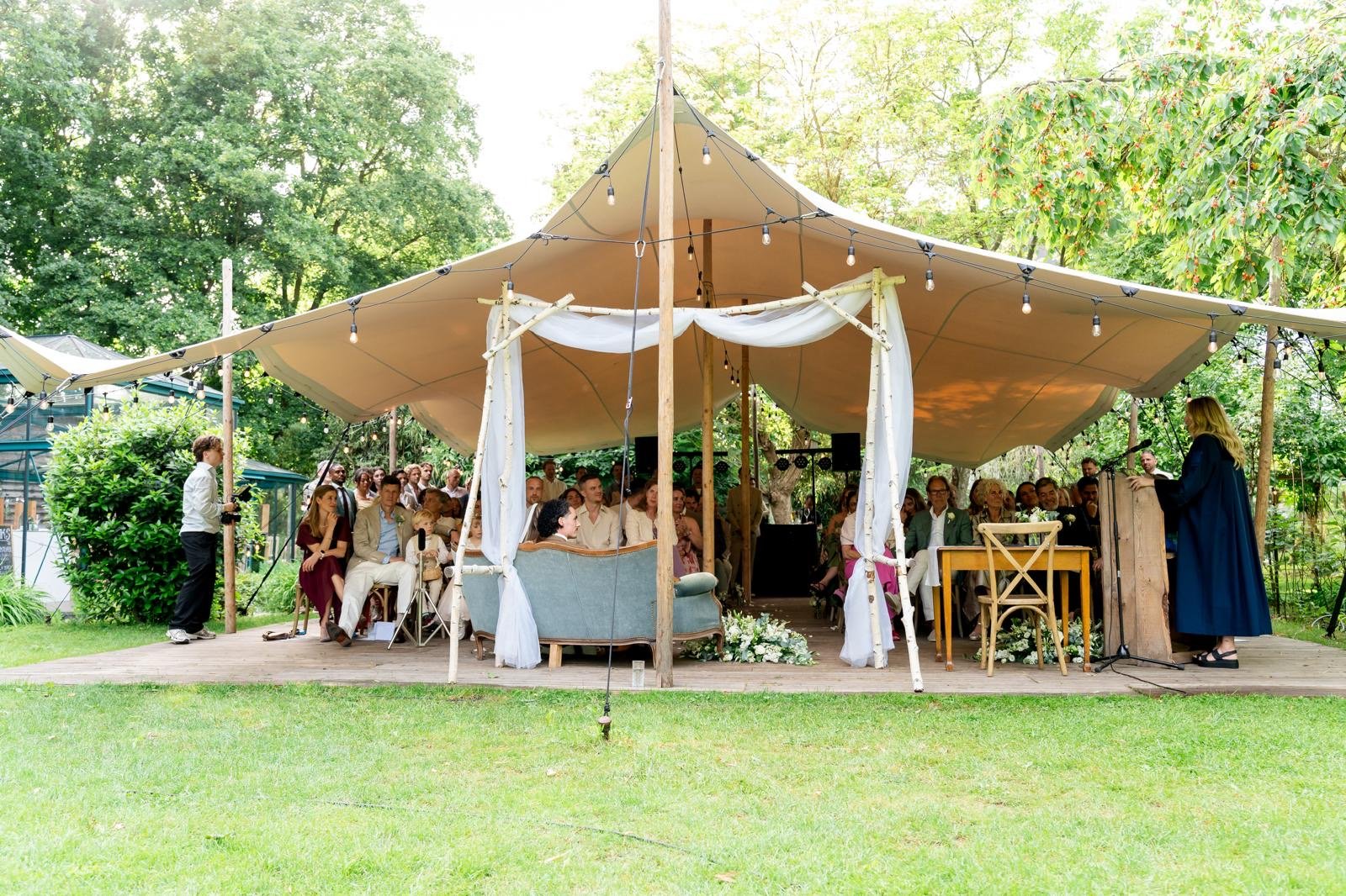 Overzicht van de trouwceremonie onder de tent