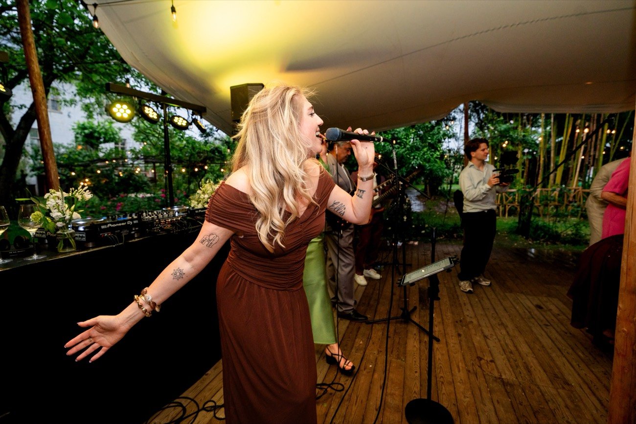 Priscilla zingt met de band Soul'O